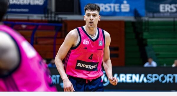 Kentucky incoming freshman Andrija Jelavić has yet to make his way to Lexington, but he’s now listed on the Wildcats’ official team roster.